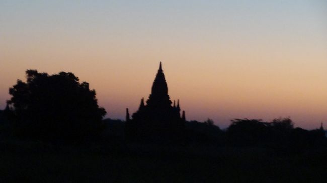 ただ、このホテルからの景色はすばらしい。<br /><br />幻想的なサンライズ