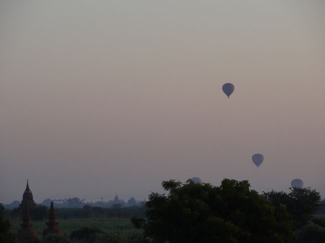 遠くには気球の姿も