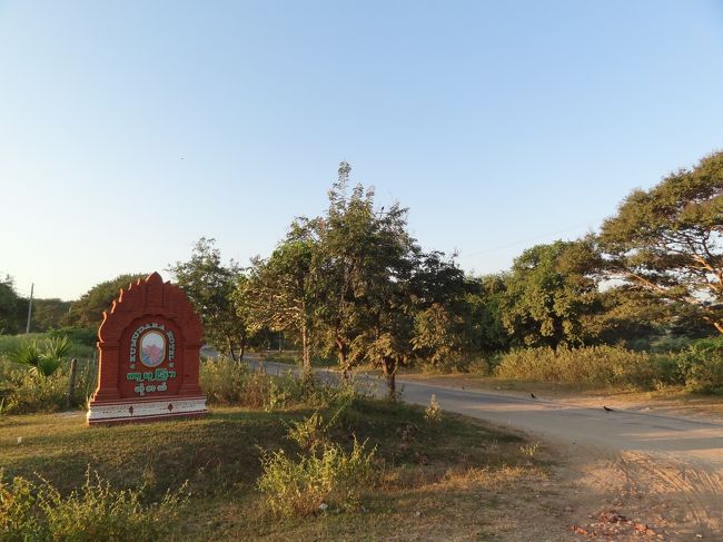 オールドバガンにつながっている舗装された<br />メインロード。<br />クムダラホテルは<br />ここを曲がって、砂道を自転車で数分行ったところ。