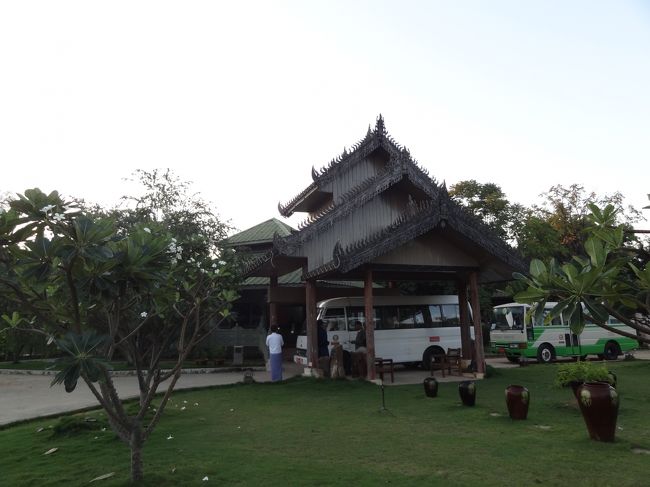 ***3日目***<br /><br />バガンで投宿した『クムダラホテル』<br /><br />トリップアドバイザーの評価が高かったので<br />思わず期待過ぎてしまったからか<br />サービス・朝食・その他もろもろ、<br />今ひとつだった……かな。(汗)<br />