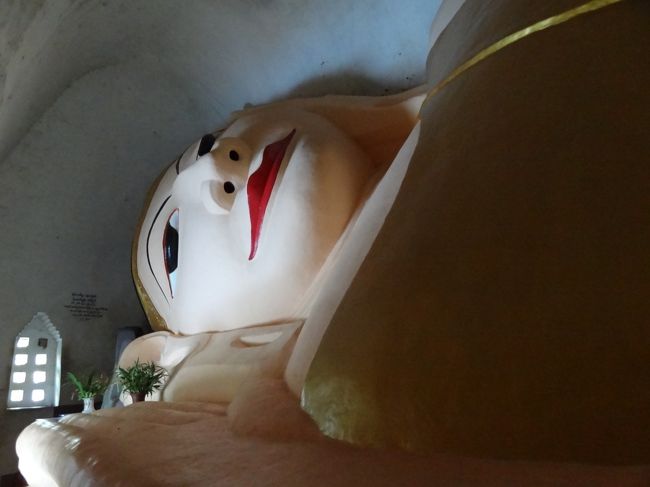 ■■マヌーハ寺院<br /><br />超圧迫感<br />カプセルホテルに寝ているみたい。