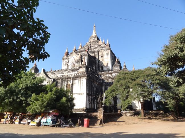 ■■シュエグーヂー寺院をちら見してそのまま、まっすぐ<br />■■タビィニュ寺院。　<br /><br />バガンの寺院で一番、高いんだとか。<br />ここも見ただけ〜。
