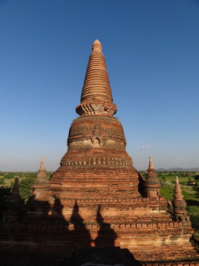 姉さんの寺院は階段がすごいデンジャラスだけど<br />一応、上れる。<br />上りきると、隣にいる妹さんの姿がド〜ン。