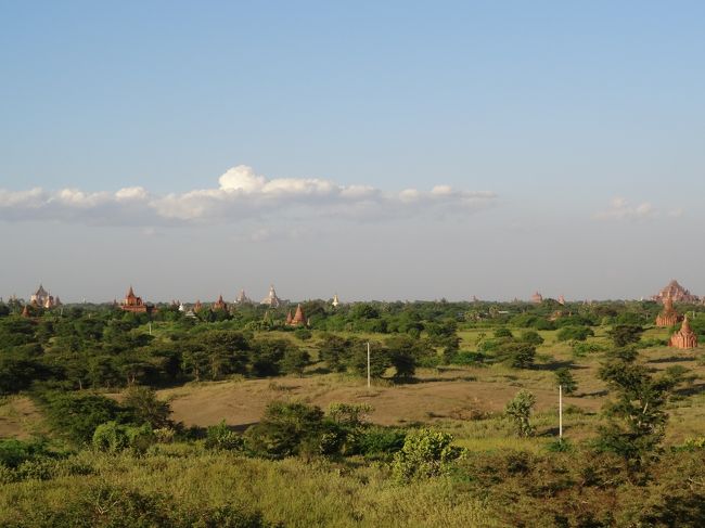 遠くに、これから行くシュエサンド・パヤーが<br />小さく見えた。<br />