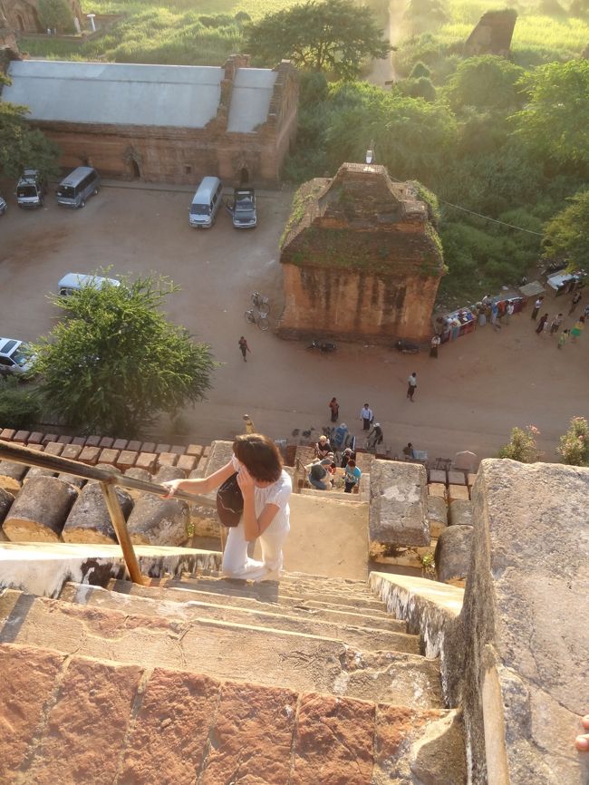 次、次　急な階段を上ってくる