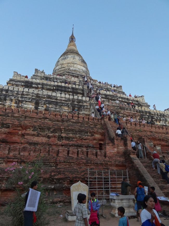 人の多さに疲れて<br />一足先に退散<br /><br />バイバイ、バガン。<br />遺跡好きの人にとっては、夢のような世界だろうけど、<br />そうでないものにとっては、飽きると逃げ場のない世界。<br />とほほほ。<br /><br />危惧していた物売りも胸焼け気味のツーリスト?には<br />しつこくなかった。<br /><br /><br />明日の朝、エアバガンでヤンゴンへ。