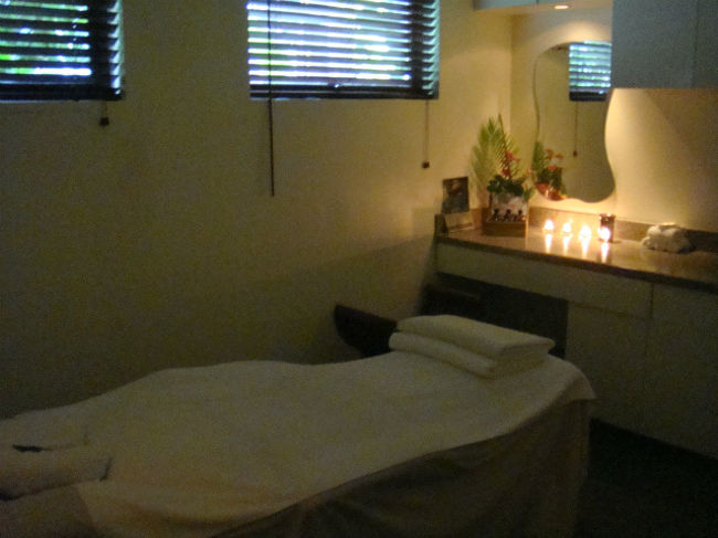 １５時からは、アクアリゾートホテルでエステ。<br />アロマボティ６０分。<br /><br />その後、宿泊ホテルハファダイまで送っていただく。＾＾<br />ＤＦＳへ。<br />夜ご飯は数人がお勧めしてくれた、<br />「カントリーハウス」と「ダイニングバー７４７」と悩んで、<br />ダイニングバー７４７をリクエスト。<br /><br />ＤＦＳツアーカウンターで送迎予約を入れてもらう。<br />ツアーデスクってなんて素晴らしいのー！<br />有難うございます！<br />