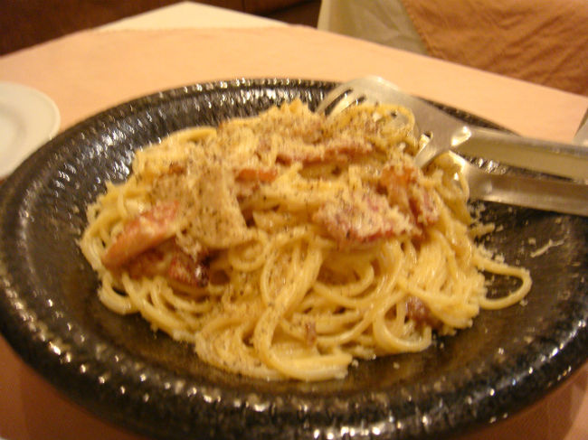 カルボナーラ<br /><br />ダイニングバー７４７。<br />ちょーーー美味しい！！って感じでもないけど、<br />普通に美味しかったです。＾＾<br /><br /><br />コーヒー焼酎はあったけど、<br />コーヒーはありませんでした＾＾<br /><br />行きはすごーく寡黙な方、<br />帰りはおしゃべり好きなチャモロ人が送ってくれました。<br />「サイパンは５月６月がいいよ。フラワーでいっぱいで」<br />っていうので、<br />「フレームツリーで？」って聞いたら、<br />「そうそう！」だそうです。<br />