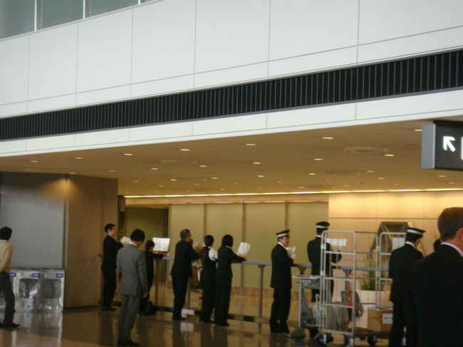 お迎えで待つ、ホテルの方々。<br /><br />海外で待ってる方たちと違うなぁーと思ってパチリ。<br />日本のホテルマンはびしっとしてますね。＾＾