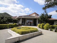 道の向かい側には今帰仁村歴史文化センターという建物があります。
