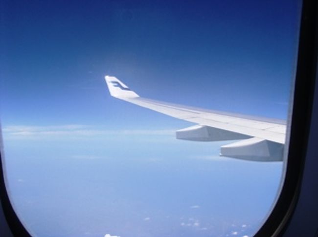 フィンランド航空で。<br />最初はこわそう…って思ったお隣は京都在住のスペイン人のおじさん(日本語超上手)。<br />全然こわくなかった、気さくな方でご家族のこととかいろいろお話しました。<br /><br />トラブルというか自分のせいではあるのですが、ヘルシンキでの乗り換えのさいにちょっとしたことがあって、非常にあせりました。<br />乗り換え時間が一時間ほどだったのですが（一応日本で調べた上で一時間でも大丈夫そう、との判断をしていたわけなのですが・・・）、パスポートチェックのところが恐ろしい行列でぜんぜん動かなくて！別のツアーの添乗員さんによると、最近本当に混雑しているようです。びっくりしました・・・危うく乗り遅れるところだったので、やはり乗り換えの時間は余裕をもって設定しておくべきですね。