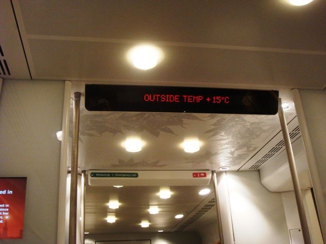 空港−ストックホルム中心部までのアーランダ・エキスプレス。ストックホルムカードを使えそうなので国鉄で行こうかと思ったけど、窓口の人に聴いたらあと10分でアーランダエキスプレス来るからそれに乗りなさい！って言われたので。英語もぜんぜんできないし、素直に従いました（笑）<br />外の気温15度ってやっぱり寒いですね、夏でも夕方以降は長袖が必要かなと思います。