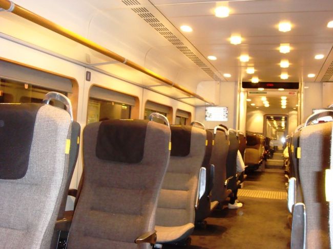 アーランダエキスプレス。車内は明るくてきれいです。