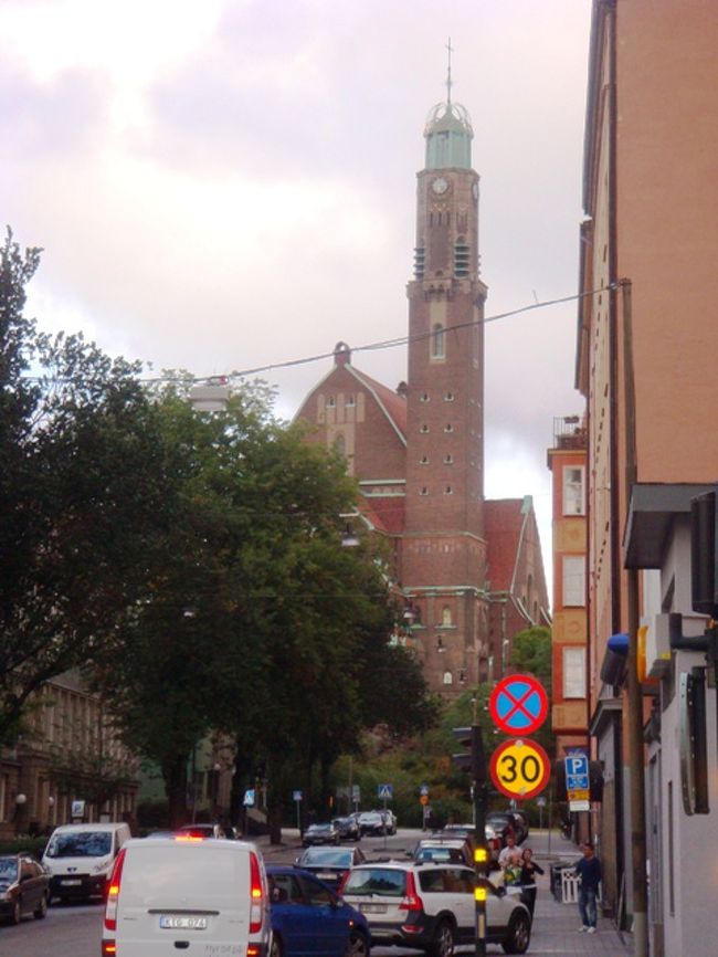 まだ18時ぐらいだったので明るいし、元気もあったので街歩きに繰り出すことに。でも半袖だと結構さーむーいー！…あ、歩いてると正面に何か見えてきた！