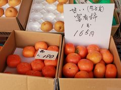 奈良公園を目指して、元気に！　てくてく。。。

途中の八百屋さんで奈良の富有柿を見かけました♪

大きくって、美味しそう〜♪