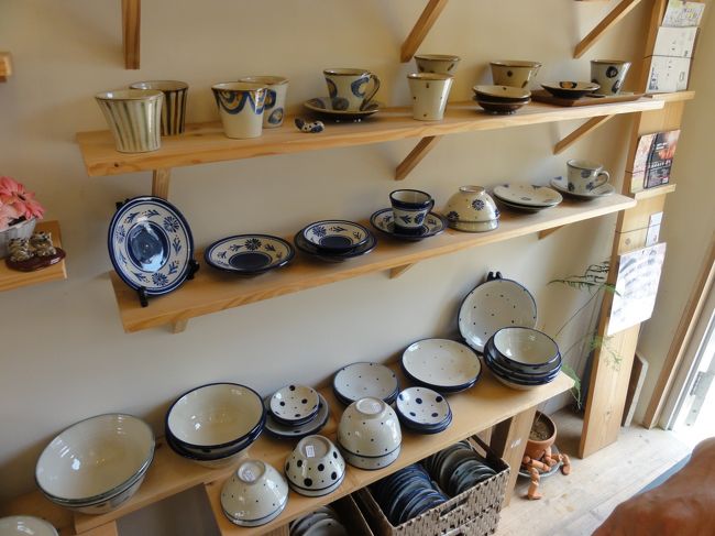 <br />「guma-guwa」（ぐまーぐわぁー）というお店。<br /><br />窯元「育陶園」の若手作家さんがつくるやちむんのお店です。