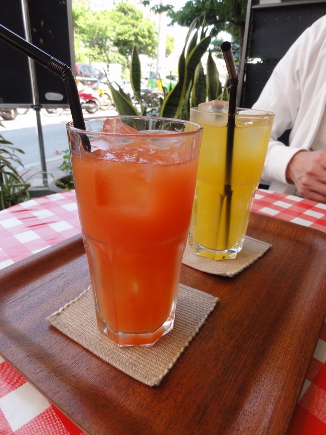 <br />その前に、オープンカフェでお茶でもしますか。<br />私はアセロラ。夫はパッションフルーツジュースを。<br /><br /><br />それにしても気持ちいい気候。<br />暑くもなく、寒くもなく。<br /><br />花粉症の私達夫婦だけど、沖縄では一切、反応なし。<br /><br />目的が海とかじゃなければ<br />このくらいの時期って最高のベストシーズンですよ。<br /><br /><br />