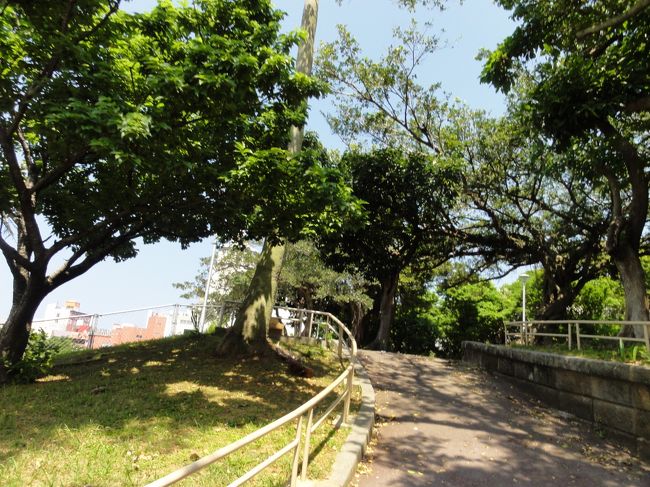 <br />ふくら舎で雑貨を愛でた後は<br />前の公園を通って、国際通りへ。