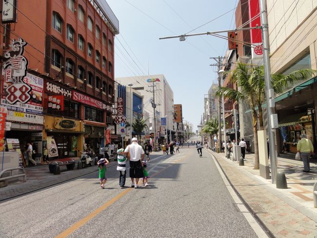 <br />日曜日の国際通りは歩行者天国になります。<br /><br />何回も来てるけど、歩行者天国になってるのを<br />初めて見た。