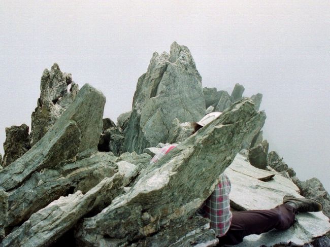 ピコ・ボリバル頂上<br /><br />14時すぎに到着。岩にもたれているのはガイドのゴンサーロ。