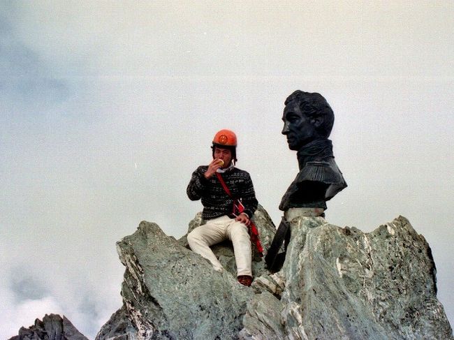 頂上に据えられた胸像は、スペインからの独立運動に活躍したシモン・ボリバルの像です。<br /><br />当時は標高5007ｍということでしたが、最近のGPS測定によると標高は4980ｍ前後らしいです。えらい目をして登ったのに5000ｍ超えてなかったのはちょっと悔しい〜。