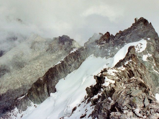 頂上には30分ほど居て戻りました。<br />乾季なのでルート上に積雪はありませんでしたが、北側の斜面には残雪が結構ありました。<br /><br />