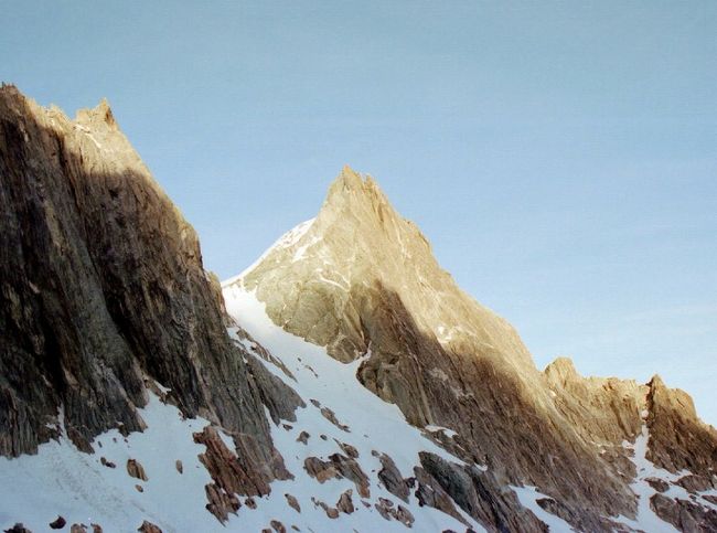 斜面に陽が当たると何ともキレイ。登山が好きな人は、こういう光景に魅せられて止められないんだろうな〜。<br /><br />疲れも加わって戻りの方がツラかったです。頂上から4時間掛かって荷物の所まで無事到着。<br />