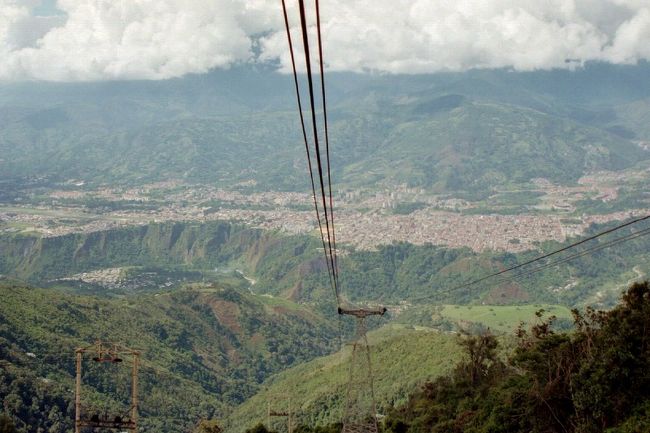 翌朝起きると体調が悪く、ロープウェーに戻るまでが大変でした。10歩も歩くと息が切れてしまい、歩きたくなくなるだけでなく立っているのもつらいほど。足取りもフラフラで我ながら心許なく、へたをすると谷側へ転げ落ちてしまいそう・・・。小刻みに休憩をとらせてもらい、2時間掛かってピコ・エスペホ駅にたどり着いた時は正直ホッとしました。^^;<br /><br />この写真はロープウェーの途中で撮ったメリダ市内。