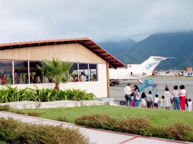 アルベルト・カルネバリ空港<br /><br />明日には帰国なので、夕方の便でカラカスに戻りました。<br />メリダの空港の建物はロッジみたいで長閑。飛行機を待っていると、ピコ・エスペホで出会ったカップルにばったり会い、さらにはカナイマのツアーで一緒だったアメリカ人夫婦にも会ってビックリ。どちらもバレンシア行きの飛行機に乗るとのことで、まだ旅があるのが羨ましい。