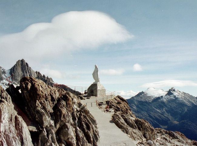 翌日（29日）、ガイドのゴンサーロと6時半に出発。<br />ロープウェーは4本を乗り継いでいきますが、このときは2番手が壊れていて作業用ゴンドラで代用。<br /><br />写真は終点のピコ・エスペホ駅周辺。