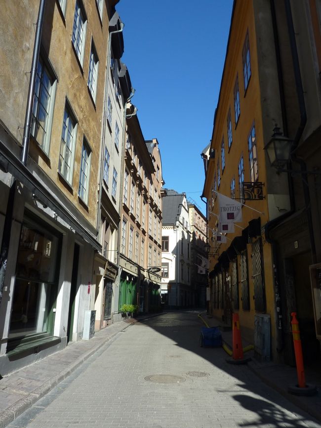 朝早かったので誰も居ません。<br />貸しきり状態のまま、ガムラスタン一狭い路地「モーテン・トローツィグ・グレン」に向かいます。