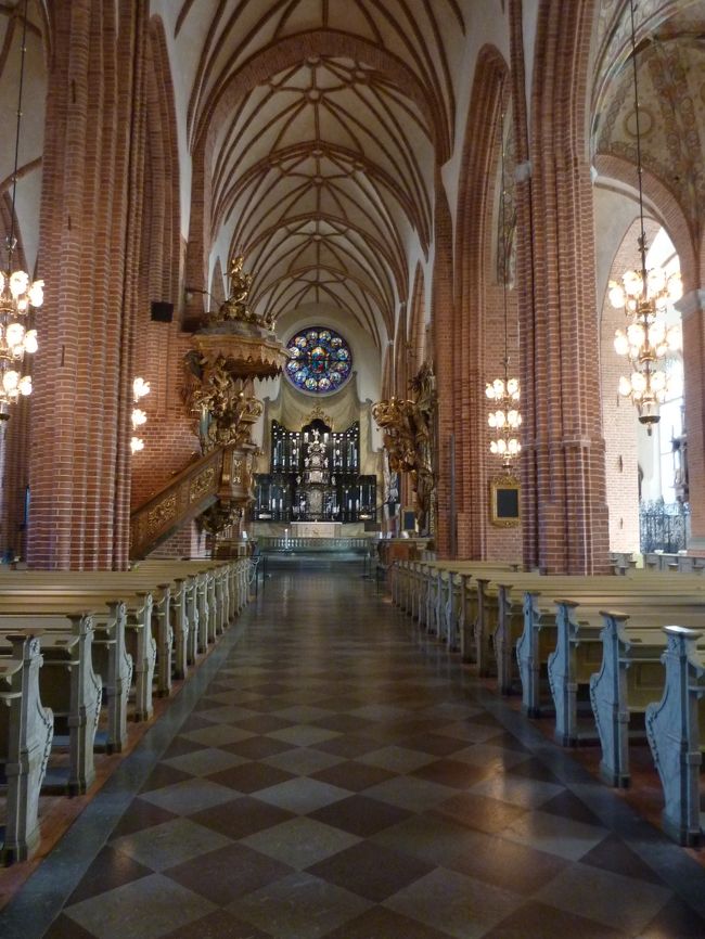 内部。昨年、ローマで豪華絢爛な教会を見まくってきた姉妹には質素さが心地よい教会でした。このくらいの方が厭味がないです。