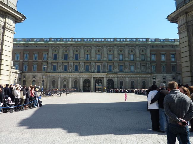 衛兵交代式前？の王宮を横目に市庁舎に向かいます。しかし、すごい人だかりです。