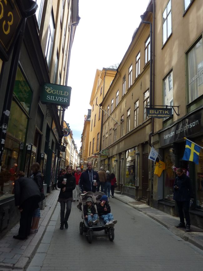 お昼ごはんは市庁舎近くの水辺の売店で青空ランチ。軽く済ませましたが、外で食べるって気持ちがいい！<br />その後はまたもや徒歩でガムラスタンに戻ってくると、人が多いです！