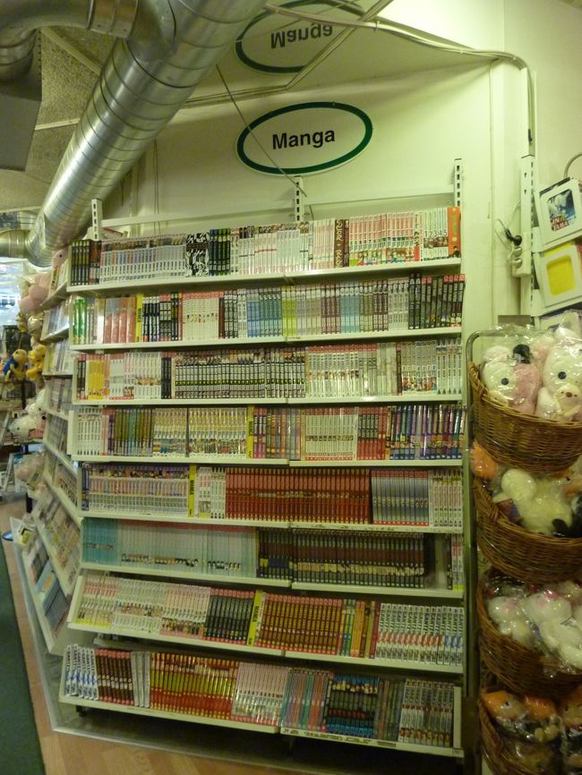 ドイツ教会へ向かう途中でマンガを売っている店を発見したので入ってみるとすごい量でした。日本のマンガ売り場と遜色ない感じです。中を見てみると英語。なんだか不思議です。<br />日本語のものもそのまま販売もされているのもありましたが、すごく高かった。