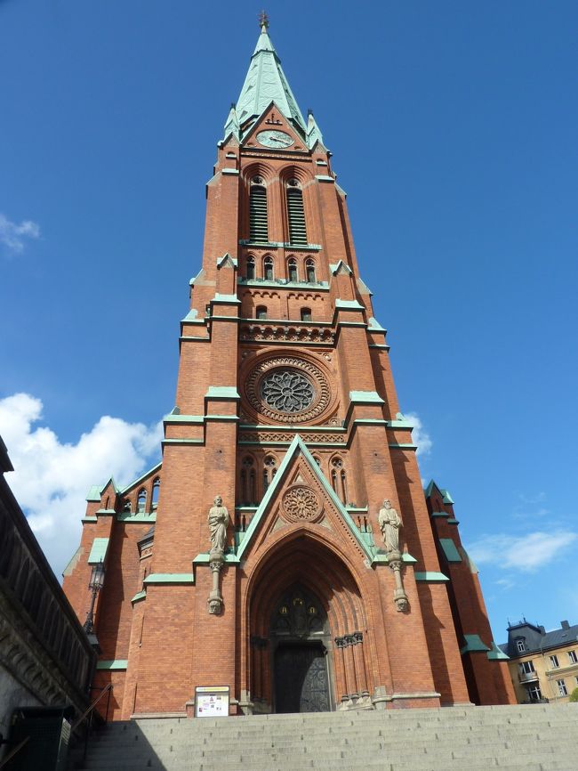 ホテルの窓から見えていた教会。おそらくヨハンネス教会。<br />雨なんて幻だったかと思うくらいの快晴。