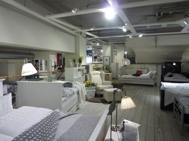 入ったら、閉店15分前！うそだー！！！と言いながら駆け足で見る。見る。見る。軽く小物も買う。堪能。<br />シンプルでおしゃれで可愛いなんて、早く日本に上陸して来い！