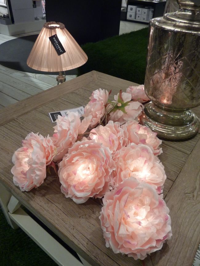 惜しみながら閉店まで楽しんで地下鉄へ。<br />ようやく森の十字架に向かいます。<br /><br />と、言いながら、スルッセンで途中下車しＦＡＣＥでパックを購入したり、なんか、こまごま買い逃しを購入。<br />一駅歩いてメッドボリヤルプラッツェンから再び乗車して森の十字架へ！