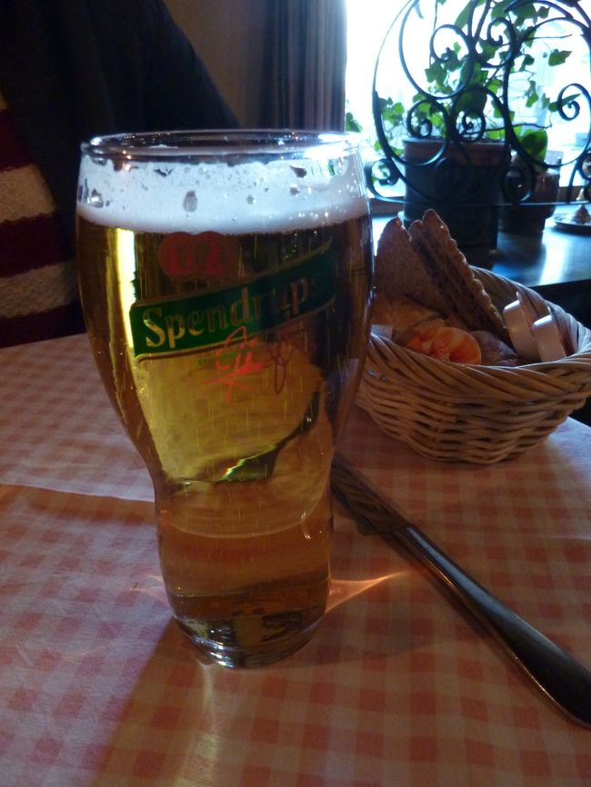 気持ちが洗われたと同時に、おなかもすいてきて･･･<br />何度目だよ、ガムラスタンです。<br /><br />日本語メニューを見ながら内容を理解したものを注文したい！といことで、午前中に大聖堂に行く時に通ったお店に日本語メニューがあったよね？という記憶を信じて戻ってきました。<br /><br />大聖堂まん前の「カフェジレット」<br /><br />ひとまず、ビールでおつかれさま。