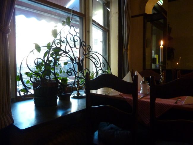 店内は落ち着いた雰囲気です。<br />でも、暗い！<br />外のほうがすごく明るいですが宵の入りです。