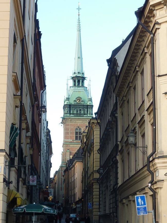 夕食後。まだ明るい。ドイツ教会の時計によると、19:30過ぎ。<br /><br />急に寒くなってきて、着ていたトレンチコートだけでは耐えられなくなったので足早に駅へ。