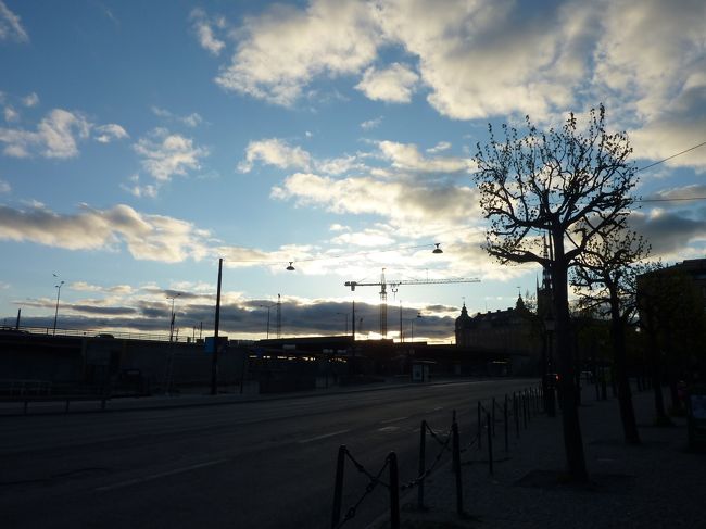 カメラを向ける方角によっては暮れてきた感が少しわかるかな。<br />明日はヘルシンキに移動！<br /><br />移動はもちろん、行きに味を占めたタクシーです。<br />タクシーを呼んで欲しいことをホテルのロビーに伝えに行ったら、すごく優しい笑顔で「ノープロブレム！」と言われた。ありがとう！！<br />時間を言える自信がなかったから紙に書いたのが同情を誘ったかな！