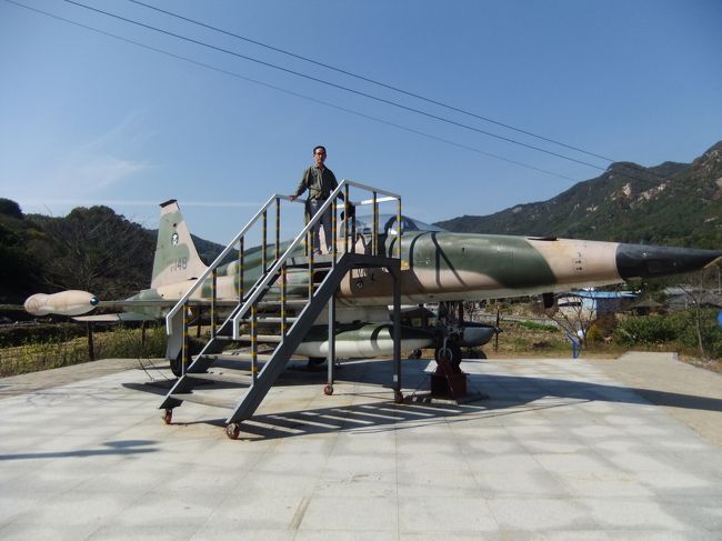 戦闘機が設置されていました。<br /><br />昔の実機だと思います。