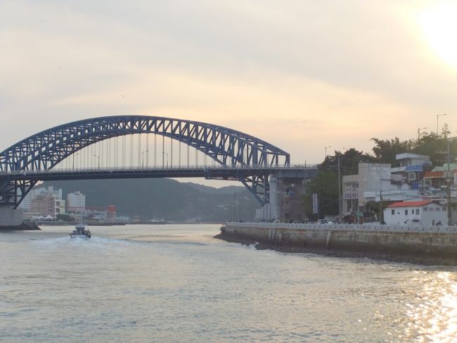 統営湾に移動しました。<br /><br />今日はここで宿泊です。<br /><br />この橋は統営大橋　　場所は<br />http://map.konest.com/dloc/437216/248314/10?ln=1<br /><br />ドラマによく映ります。