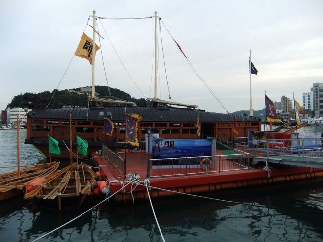 亀甲船（コブクソン）<br /><br />李舜臣（イスンシン)将軍が秀吉の日本軍をこれで打ちのめした。<br /><br />場所は<br />http://map.konest.com/dloc/439148/249667/11?ln=1