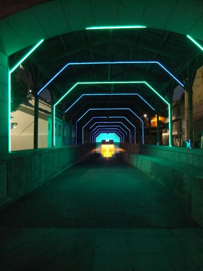 夜に海底トンネルを歩き<br /><br />対岸まで散歩に出かけました。<br /><br />この湾の場所の下にトンネルがあります。<br />http://map.konest.com/dloc/437834/248630/10?ln=1