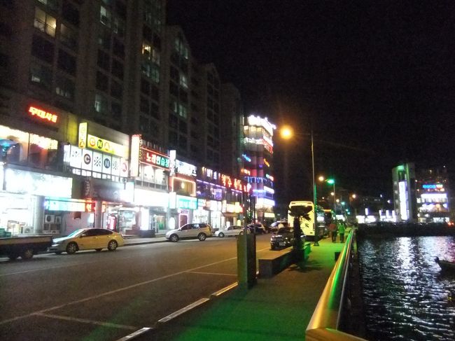 対岸です。<br /><br />このトンネルを自転車・徒歩で渡るか先ほど出た橋を渡るかになります。<br /><br />入り口から出口には15〜20分かかりました。<br /><br />帰りはタクシーです。<br />動画を撮りましたのでご覧ください。<br />http://youtu.be/-9FCc7qqMx0<br /><br />亀甲船まで乗って4000WONぐらいで約280円<br />タクシーが安いですね。