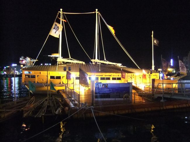 夜の亀甲船はライトアップされていて綺麗です。<br />しかし乗りたかったのですが、終了していました。<br /><br />場所は<br />http://map.konest.com/dloc/439148/249667/11?ln=1