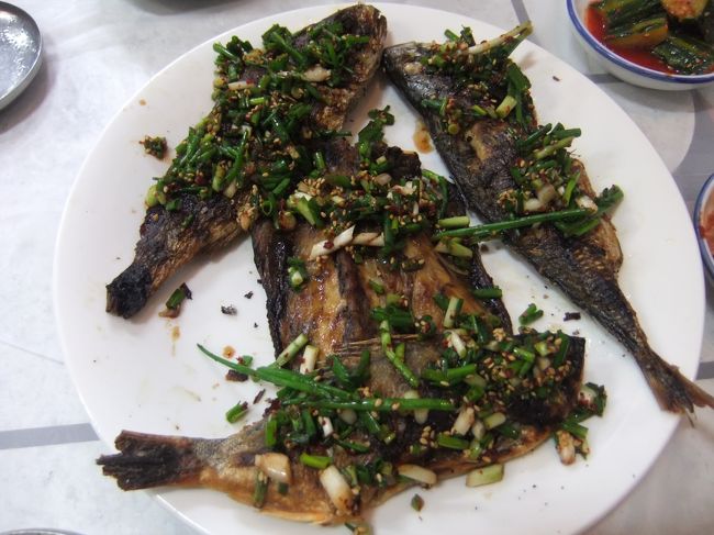 焼き魚6,000WONで2名から大きな魚が2名で3匹<br /><br />やっぱり旨い。<br /><br />料金は2名で12,000WONで約840円<br /><br />安ーーーーーい。