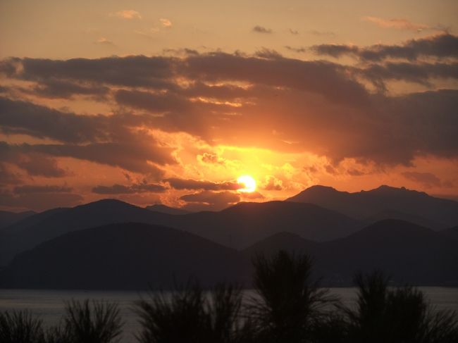 統営湾に沈む太陽・・・<br /><br />ドラマチックだなーーー。<br />動画も撮りました。ふらついているので酔わないでくださいね。<br />http://youtu.be/jJAjkRF-Wy0